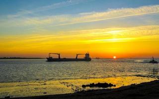 hermoso colorido atardecer dorado costa del mar del norte bremerhaven a nordenham. foto