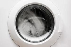 lavadora con ropa dentro. proceso de lavado. foto