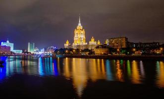 hotel ucrania en la noche, moscú foto