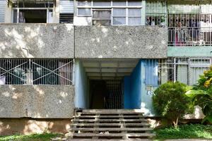 edificio en alamar un distrito en la parte oriental de la habana en cuba este distrito es principalmente una construcción de prefabricación de arquitectura de estilo soviético foto