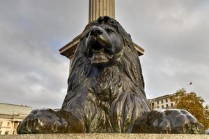 estatua de león en trafalgar square en londres es una plaza pública en la ciudad de westminster central london construida alrededor del área anteriormente conocida como charing cross foto