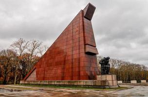 Monumento a los caídos en la guerra soviética en Treptower Park, Berlín, Alemania foto