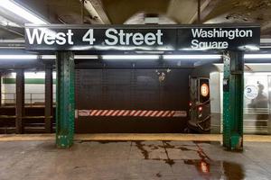 parada de metro de la calle cuarta oeste - nueva york foto