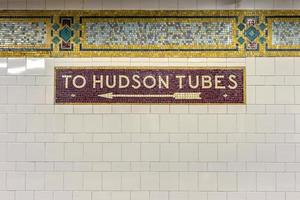 mosaico de la estación de metro de la calle cortlandt en nueva york que sirve al centro de comercio mundial flechas que apuntan a la ruta de los tubos de hudson foto