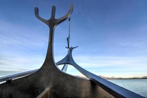 monumento al viajero del sol, islandia foto