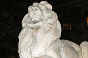 paciencia y fortaleza león a la entrada de la biblioteca pública de la ciudad de nueva york en midtown manhattan foto