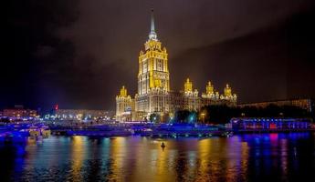 hotel ucrania en la noche, moscú foto