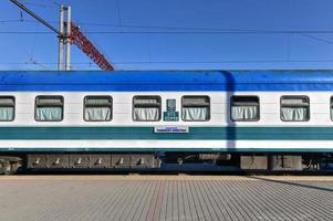 uzbekistán tashkent 9 de julio de 2019 el tren de pasajeros de tashkent y la estación de tren llamada tashkent sur foto