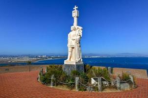 san diego 17 de julio de 2020 estatua de juan rodriguez cabrillo y panorama de san diego california foto