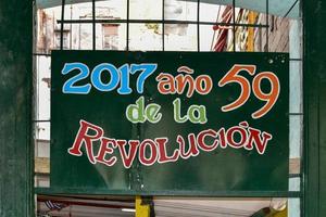 entrada a un puesto de frutas en la vieja habana cuba con la inscripción 2017 59º año de la revolución foto