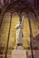 Monumento a Juana de Arco en Notre Dame de París Francia foto
