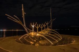 monumento al viajero del sol en islandia foto