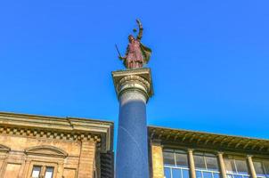 antigua columna romana de justicia en piazza santa trinita en florencia, italia. foto