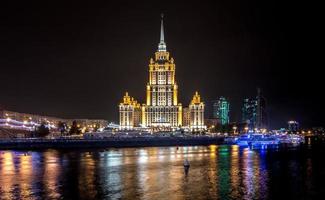 hotel ucrania en la noche, moscú foto