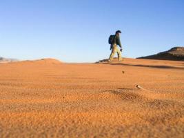 turista que viaja a lo largo del desierto de wadi rum, jordania foto