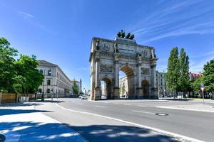 munich alemania 6 de julio de 2021 la puerta de la victoria siegestor en munich alemania originalmente dedicada a la gloria del ejército ahora es un recordatorio de la paz foto