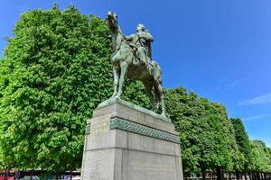 Monument to Simon Bolivar South American political leader in Paris France photo