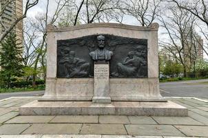 memorial de william jay gaynor en cadman plaza en el centro de brooklyn honra a william jay gaynor periodista abogado juez de la corte suprema del estado residente de brooklyn y alcalde de nueva york de 1910 a 1913 foto