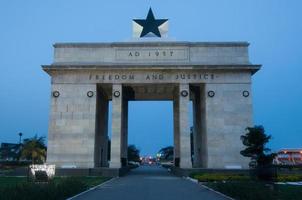 arco de la independencia - accra, ghana foto