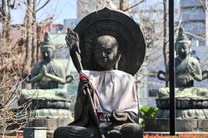 escultura de buda en el templo de asukusa en tokio japón foto