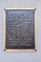 el signo de la torre coit, también conocida como la torre conmemorativa de lillian coit, es una torre en el barrio de telegraph hill de san francisco, california foto