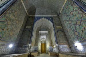 mezquita bibi khanym por la noche en samarcanda uzbekistán, 2022 foto