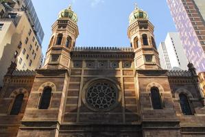 sinagoga central en el centro de manhattan ciudad de nueva york fue construida en 187072 y fue diseñada por henry fernbach en el estilo del renacimiento moro como una copia de la sinagoga de la calle dohany de budapest foto