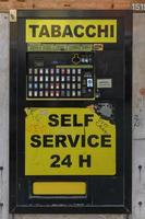 Máquina expendedora de autoservicio tabacchi en venecia, italia. foto