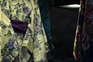 muchos vestidos de kimono japonés en el mercado foto