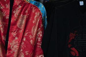 muchos vestidos de kimono japonés en el mercado foto