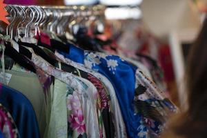 muchos vestidos de kimono japonés en el mercado foto