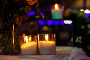 mesa principal en una boda iluminada con luces de hadas foto