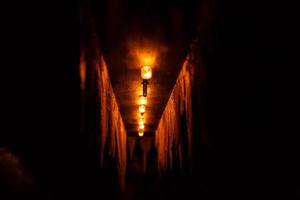 arcos de madera con lámparas brillantes esféricas sobre fondo oscuro foto