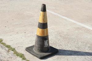 fondo de cono en la carretera atropellada por un coche foto