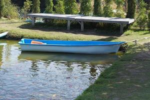 botes en la piscina del parque foto