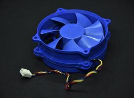 ventilador eléctrico azul para enfriar el procesador de la computadora. ventilador de computadora. foto