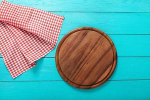 vista superior de la mesa de madera, escritorio para pizza con servilletas de colores. vacaciones, concepto de comida foto