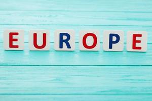 palabra europa sobre fondo de madera azul. copie el espacio y el enfoque selectivo