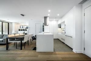 apartamento moderno en edificio nuevo en montreal, griffintown, canadá, completamente decorado y amueblado foto