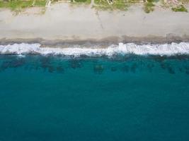 vista de las olas del mar con drone aéreo foto