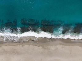 vista de las olas del mar con drone aéreo foto