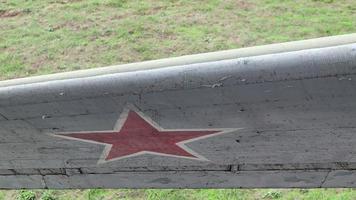 marca de identificação da força aérea da federação russa, uma estrela vermelha de cinco pontas, delimitada por uma faixa branca em um antigo avião soviético de transporte de passageiros ou militar da segunda guerra mundial. video