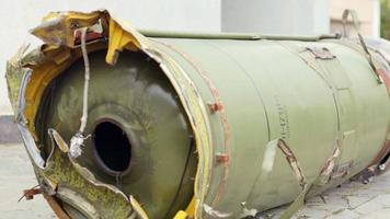 resti di missile unità di il operativo-tattico missile sistema tochka-u, 9m79m. il aria difesa sistema tiro giù un' missile, parte di esso abbattere vicino il Casa. sovietico tattico bomba su il strada. video