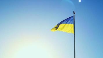 Slow-Motion-Flagge der Ukraine weht im Wind vor einem wolkenlosen Himmel bei Tagesanbruch. Das ukrainische Nationalsymbol des Landes ist blau und gelb. Flaggenschlaufe mit detaillierter Stoffstruktur. video