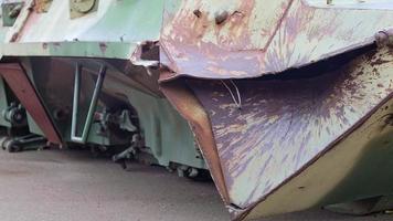 guerre en ukraine, trou dans le blindage d'un véhicule de combat d'infanterie, blindage percé. texture de métal blindé de camouflage vert avec dommages et trous. transport de troupes blindé militaire détruit.