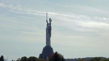 Statue des Mutterlandes gegen den blauen Himmel. die höchste statue in der ukraine. es befindet sich auf dem territorium des museums der geschichte der ukraine im zweiten weltkrieg. ukraine, kiew - 08. oktober 2022. video