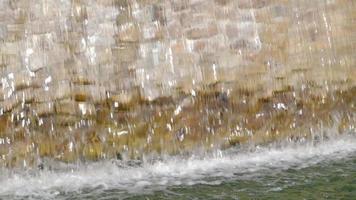 Springbrunnen im Schewtschenko-Park in Charkow. Menschen gehen und sitzen auf Bänken. öffentlicher hoher brunnen im stadtzentrum, sprühendes wasser in einem sonnigen park, menschen gehen und entspannen sich im park. video