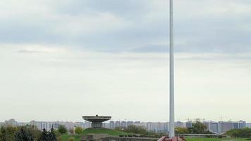 die ukrainische flagge der blauen und gelben nationalfarben am fahnenmast flattert im wind gegen den blauen himmel und die morgendliche aufgehende sonne. das offizielle Staatssymbol der Ukrainer. Patriotismus. video