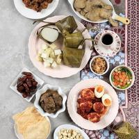 ketupat lebaran set, menú de paquete completo servido durante lebaran eid foto