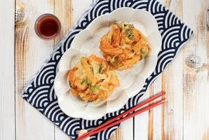 kakiage japonés tempura de verduras con salsa de soja. foto